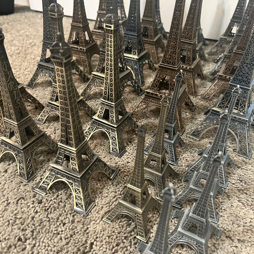 Eiffel Tower. Collection of various sizes. Lot of 28 pieces. Great price for all